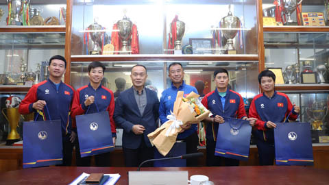  Xuân Son và đồng đội được CĐV vây quanh khi trở về từ Lào